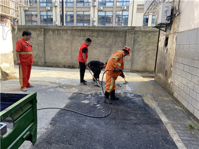 育才東苑社區(qū):迎國慶、老舊小區(qū)清洗路面換新顏暖人心