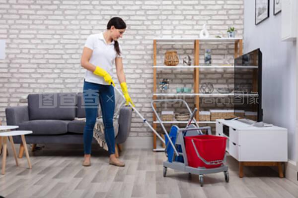 清潔工用拖把擦地板