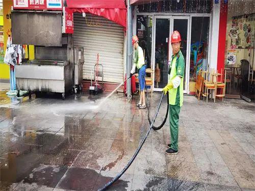 蘆山開展夜市區(qū)域油污清洗行動